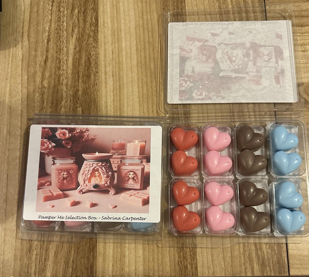 Caja HB - 16 formas de ceras fundidas de la colección S*brina Carpenter